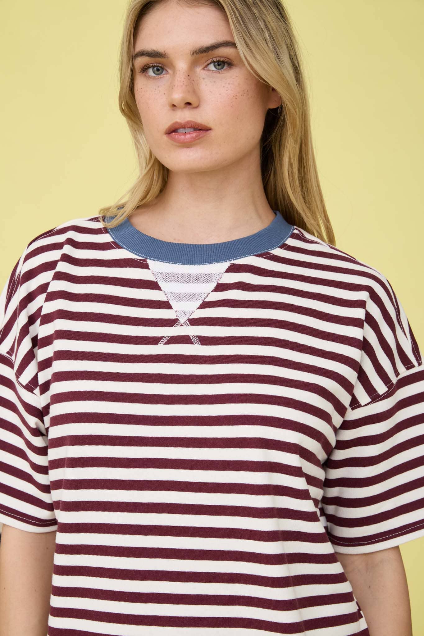 BURGUNDY COLORBLOCK SHORT SLEEVE KNIT T-SHIRT