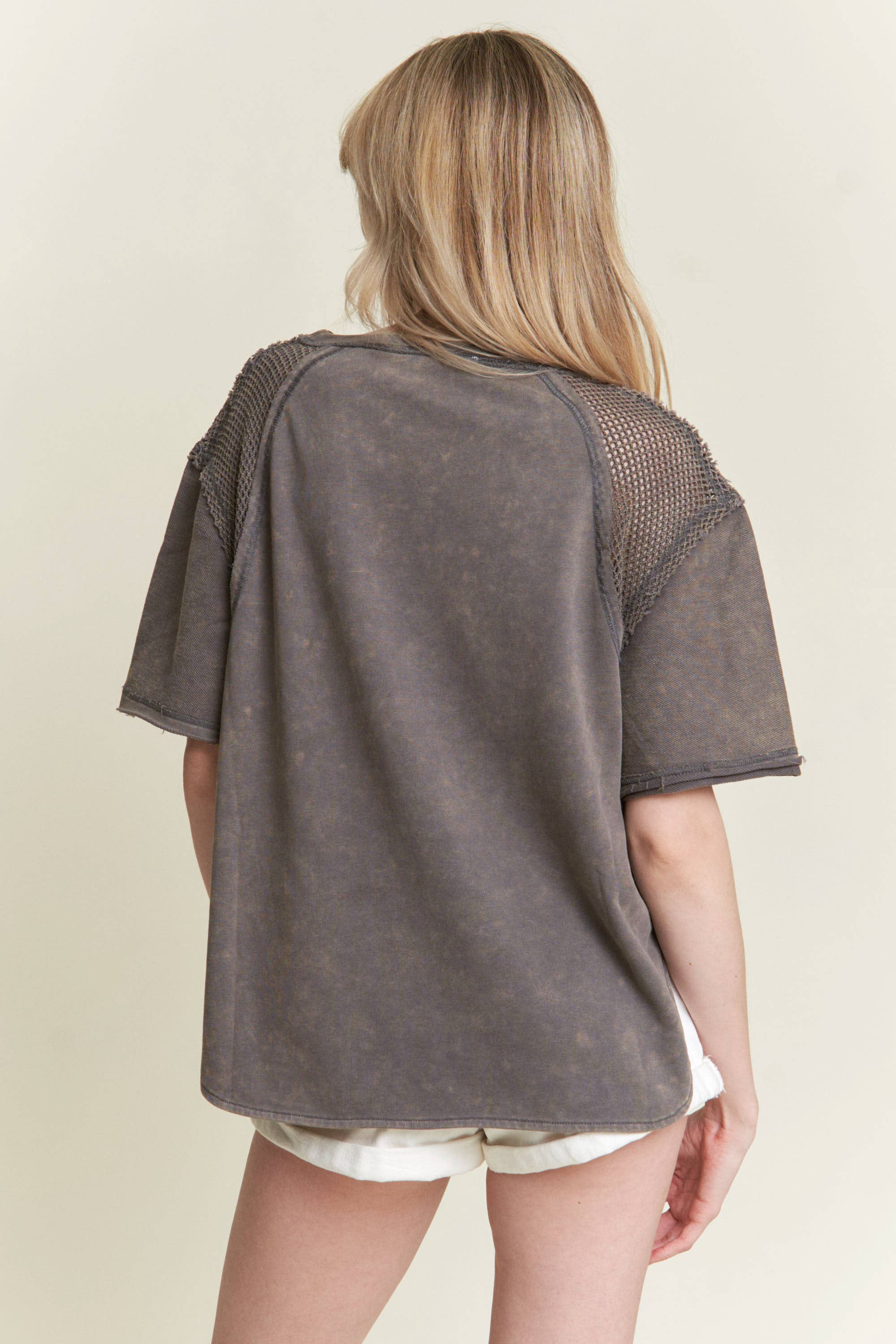 MINERAL WASH SHORT SLEEVE FISHNET SHOULDER T-SHIRT