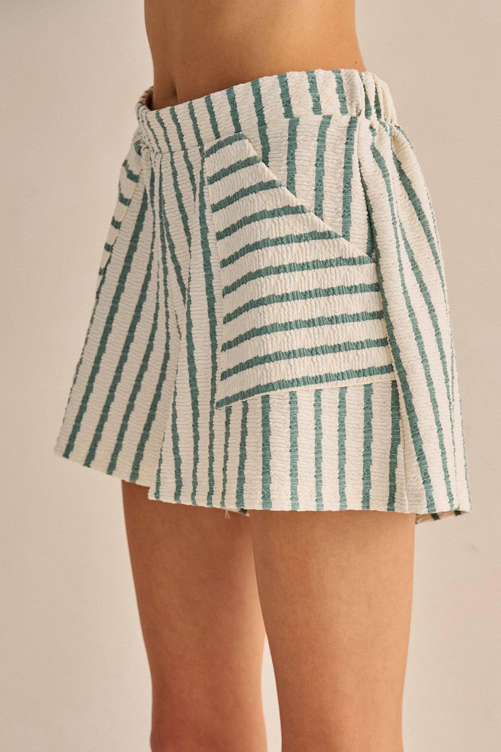 TEXTURED STRIPE POCKET SHORTS